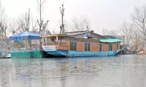 J&K: पर्यटन आयुक्त ने हाउसबोट मालिक संघ के मुद्दों पर बैठक की
