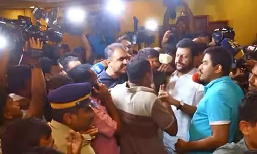 Congress नेताओं के ठहरने वाले होटल पर छापा, 10 लोगों के खिलाफ मामला दर्ज Congress नेताओं के ठहरने वाले होटल पर छापा, 10 लोगों के खिलाफ मामला दर्ज