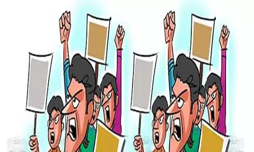 Tamil: अन्जेरीपलायम रोड वन-वे यातायात योजना के खिलाफ अभिभावकों ने किया विरोध प्रदर्शन Tamil: अन्जेरीपलायम रोड वन-वे यातायात योजना के खिलाफ अभिभावकों ने किया विरोध प्रदर्शन