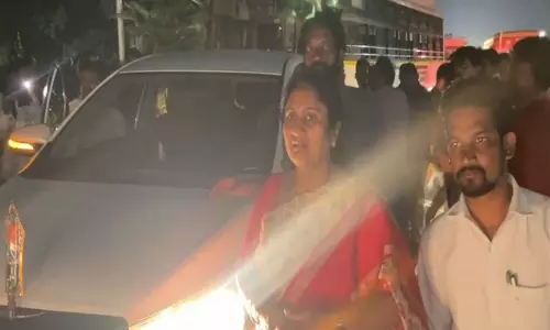 दुर्घटना के बाद Andhra Pradesh की मंत्री सविता ने घायल महिलाओं की मदद की दुर्घटना के बाद Andhra Pradesh की मंत्री सविता ने घायल महिलाओं की मदद की