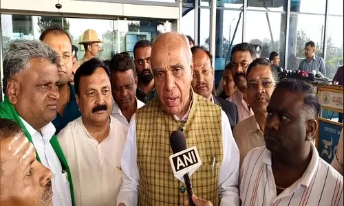 वक्फ विवाद: जेपीसी अध्यक्ष ने Karnataka में किसानों से मुलाकात की, कांग्रेस ने की आलोचना वक्फ विवाद: जेपीसी अध्यक्ष ने Karnataka में किसानों से मुलाकात की, कांग्रेस ने की आलोचना