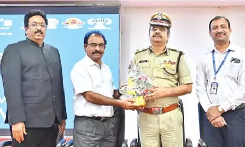 Andhra: छात्रों को साइबर अपराधों के प्रति सतर्क रहने को कहा गया Andhra: छात्रों को साइबर अपराधों के प्रति सतर्क रहने को कहा गया