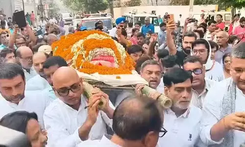 लोक गायिका शारदा सिन्हा पंचतत्व में विलीन, उमड़ी भीड़ लोक गायिका शारदा सिन्हा पंचतत्व में विलीन, उमड़ी भीड़