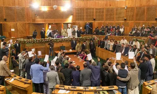 J&K विधानसभा में विशेष दर्जे के प्रस्ताव पर हंगामा, कार्यवाही स्थगित J&K विधानसभा में विशेष दर्जे के प्रस्ताव पर हंगामा, कार्यवाही स्थगित