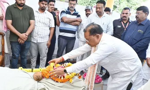 CM विष्णुदेव साय ने पूर्व सांसद गोपाल व्यास के पार्थिव शरीर पर पुष्पांजलि की