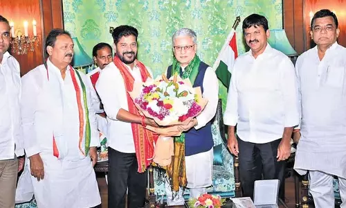 सीएम रेवंत ने राज्यपाल को Telangana के जाति और सामाजिक-आर्थिक सर्वेक्षण की जानकारी दी सीएम रेवंत ने राज्यपाल को Telangana के जाति और सामाजिक-आर्थिक सर्वेक्षण की जानकारी दी