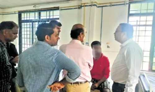 Odisha के सरकारी कॉलेज में जूनियर की रैगिंग करने पर पांच इंजीनियरिंग छात्र निलंबित Odisha के सरकारी कॉलेज में जूनियर की रैगिंग करने पर पांच इंजीनियरिंग छात्र निलंबित