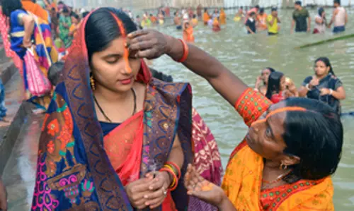 Patna में छठ घाट पहले अर्घ्य के लिए श्रद्धालुओं के स्वागत के लिए तैयार