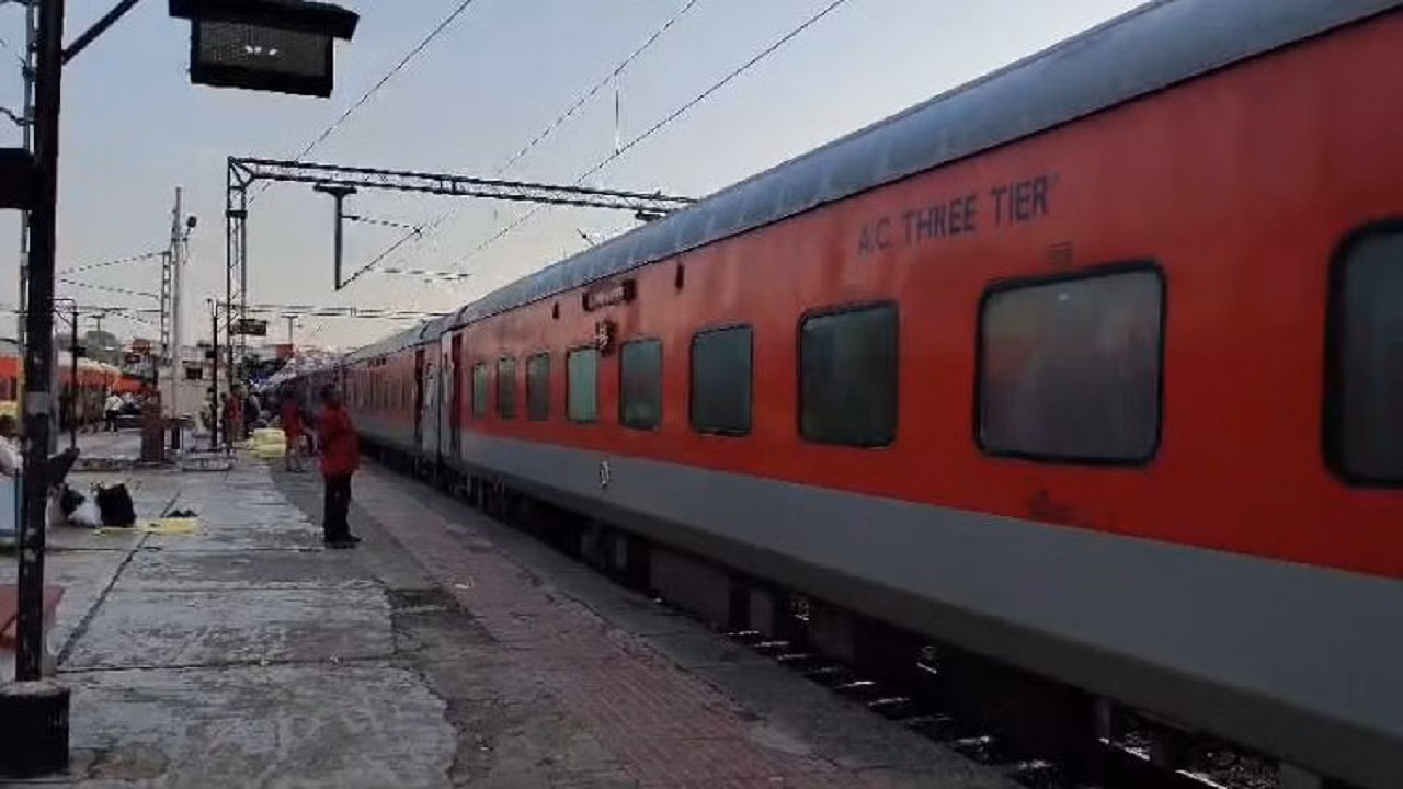Bareilly: रेलवे ने 20 स्पेशल ट्रेनों के संचालन में किया विस्तार Bareilly: रेलवे ने 20 स्पेशल ट्रेनों के संचालन में किया विस्तार