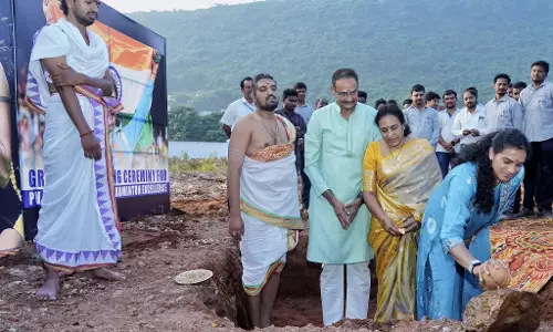 PV Sindhu ने बैडमिंटन और खेल उत्कृष्टता केंद्र की नींव रखी PV Sindhu ने बैडमिंटन और खेल उत्कृष्टता केंद्र की नींव रखी