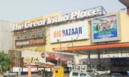मॉल के चौथे फ्लोर से कूदी महिला, मौत