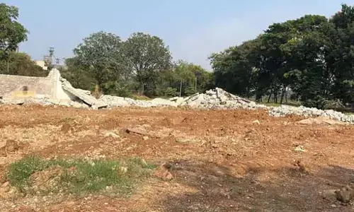 डेयरी पर चला बुलडोजर, बना था सरकारी जमीन में
