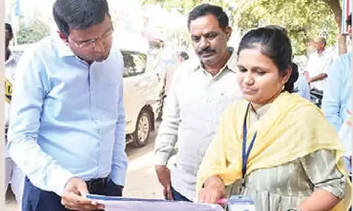 Telangana: कलेक्टर संतोष ने सर्वेक्षण के संचालन का निरीक्षण किया Telangana: कलेक्टर संतोष ने सर्वेक्षण के संचालन का निरीक्षण किया