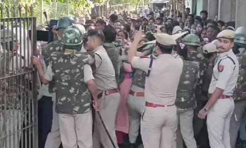Assam : असम मेडिकल कॉलेज में प्रदर्शनकारियों और पुलिस के बीच झड़प, कई लोग घायल