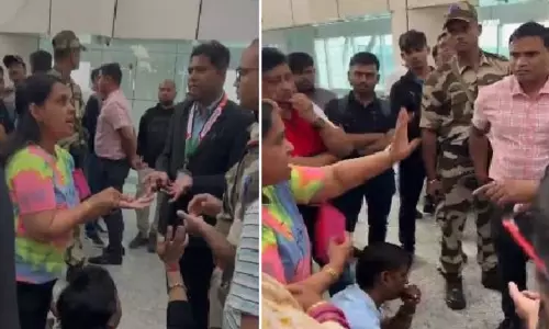 लगातार उड़ानें रद्द होने से नाराज हवाई यात्रियों ने Bhubaneswar हवाई अड्डे पर किया विरोध प्रदर्शन लगातार उड़ानें रद्द होने से नाराज हवाई यात्रियों ने Bhubaneswar हवाई अड्डे पर किया विरोध प्रदर्शन