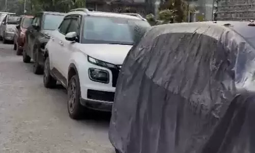 Mandi के खलियार में सड़क किनारे पार्किंग Mandi के खलियार में सड़क किनारे पार्किंग