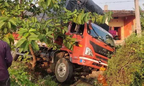 Khammam: ट्रक ने घर के परिसर को टक्कर मारी, 7 वर्षीय बच्चे की चमत्कारिक रूप से जान बची Khammam: ट्रक ने घर के परिसर को टक्कर मारी, 7 वर्षीय बच्चे की चमत्कारिक रूप से जान बची