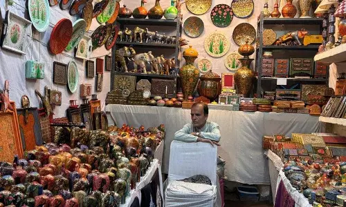 Jammu: चुनौतियों को मात देते हुए पारंपरिक कश्मीरी हस्तशिल्प शिल्प समागम मेले में चमके Jammu: चुनौतियों को मात देते हुए पारंपरिक कश्मीरी हस्तशिल्प शिल्प समागम मेले में चमके