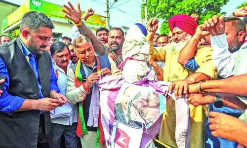 BJP: J&K के विशेष दर्जे की बहाली की मांग वाला प्रस्ताव विशेषाधिकार हनन के समान BJP: J&K के विशेष दर्जे की बहाली की मांग वाला प्रस्ताव विशेषाधिकार हनन के समान