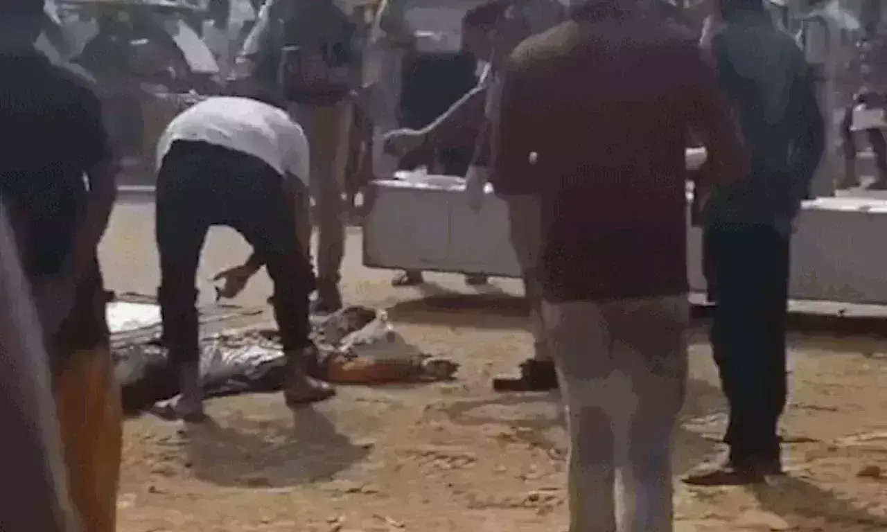 Gorakhpur: ब्रिज का गॉर्डर के नीचे दबकर इंस्पेक्टर की मौत हुई Gorakhpur: ब्रिज का गॉर्डर के नीचे दबकर इंस्पेक्टर की मौत हुई