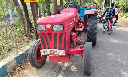 Shantiniketan में सोनाझुरी हाट के पास ट्रैक्टर से टकराई स्कूटर, कॉलेज छात्र की मौत Shantiniketan में सोनाझुरी हाट के पास ट्रैक्टर से टकराई स्कूटर, कॉलेज छात्र की मौत