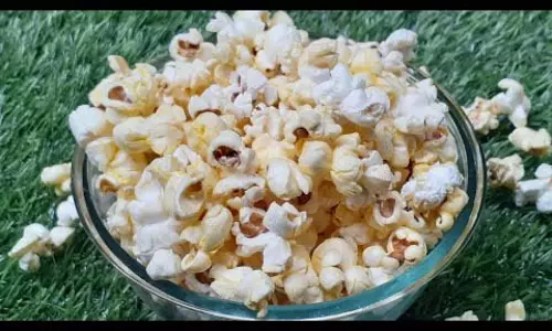 यदि आप पैकेज्ड पॉपकॉर्न नहीं खाना चाहते घर पर ही मक्के के पॉपकॉर्न बनाए यदि आप पैकेज्ड पॉपकॉर्न नहीं खाना चाहते घर पर ही मक्के के पॉपकॉर्न बनाए