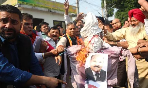 विधानसभा में पारित विशेष दर्जे के प्रस्ताव के खिलाफ BJP ने किया प्रदर्शन