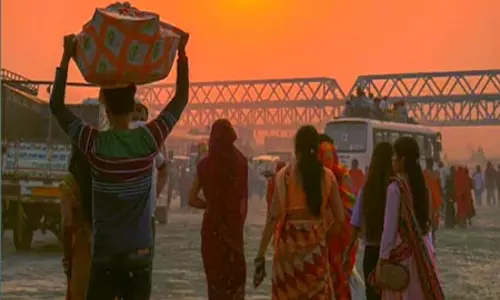 CG VIDEO: छत्तीसगढ़ में धूमधाम से दिया गया डूबते सूर्य को अर्घ्य, घाटों पर श्रद्धालुओं की भारी भीड़ CG VIDEO: छत्तीसगढ़ में धूमधाम से दिया गया डूबते सूर्य को अर्घ्य, घाटों पर श्रद्धालुओं की भारी भीड़