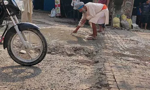यात्रियों को परेशानी, Nanded team ने स्पीड-ब्रेकर की मरम्मत की यात्रियों को परेशानी, Nanded team ने स्पीड-ब्रेकर की मरम्मत की