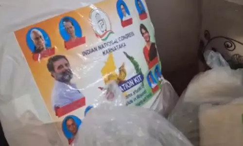 Kerala: राहुल और प्रियंका की तस्वीरों वाली किट बाढ़ पीड़ितों के लिए किट