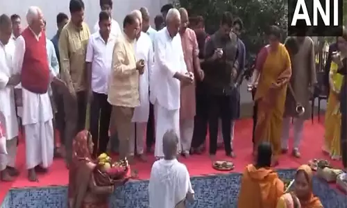 Chhath Puja: सीएम नीतीश कुमार ने भगवान सूर्य को दिया अर्घ्य, तेजस्वी यादव ने दी शुभकामनाएं