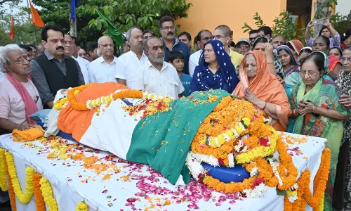 पूर्व राज्यसभा सांसद गोपाल व्यास को राजकीय सम्मान के साथ दी गई अंतिम विदाई