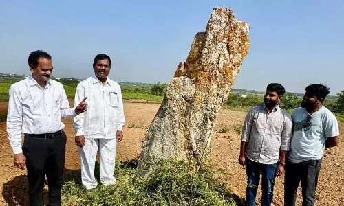 Telangana: लौह युग का मेनहिर पूरी तरह से उपेक्षित अवस्था में पड़ा मिला