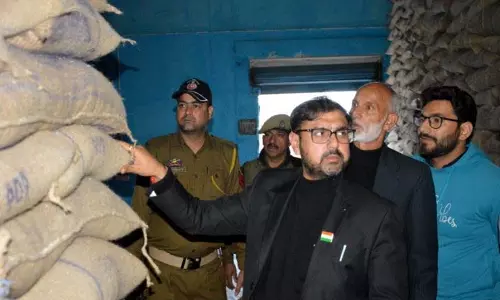 सतीश शर्मा ने लेथपोरा के मीर बाजार स्थित FCI गोदाम का दौरा किया