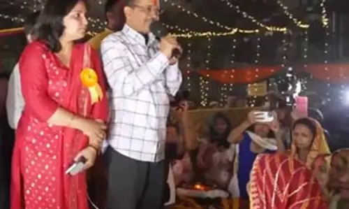 छठ घाट पहुंचे अरविंद केजरीवाल और मनीष सिसोदिया, छठी मईया का लिया आशीर्वाद छठ घाट पहुंचे अरविंद केजरीवाल और मनीष सिसोदिया, छठी मईया का लिया आशीर्वाद