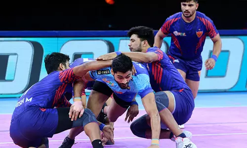PKL: आशु मलिक के बेहतरीन प्रदर्शन से दबंग दिल्ली ने बंगाल वॉरियर्स को हराया PKL: आशु मलिक के बेहतरीन प्रदर्शन से दबंग दिल्ली ने बंगाल वॉरियर्स को हराया