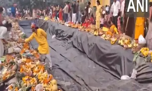 Chhath Puja के लिए बनाए गए कृत्रिम घाट सूखे रहने पर गीता कॉलोनी के निवासियों ने किया विरोध प्रदर्शन