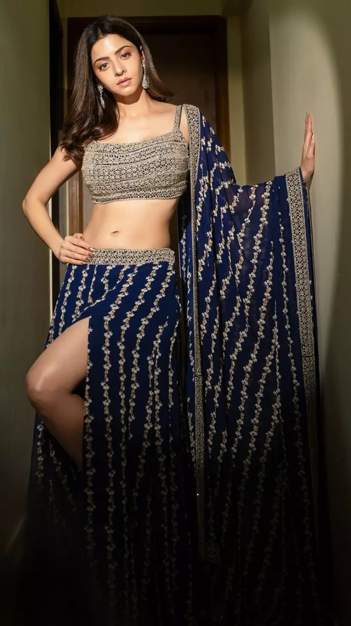 वेधिका कुमार सिजलिंग लुक में दिखी