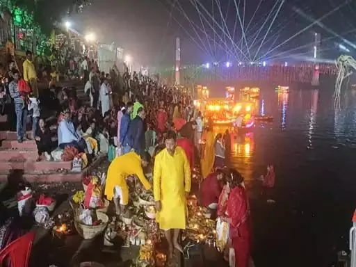 छठ महापर्व, महादेव घाट पर श्रद्धालुओं की भारी भीड़, उगते सूर्य को अर्घ्य