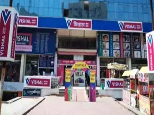 रायपुर में विशाल मेगा मार्ट बेच रहा एक्सपायरी नमकीन, खाने से बीमार हुआ युवक