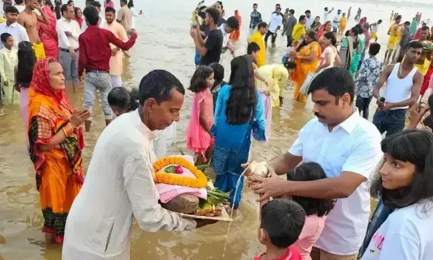 Dehri on Sone: छठ व्रतियों ने दिया अस्ताचलगामी सूर्य को अर्ध्य