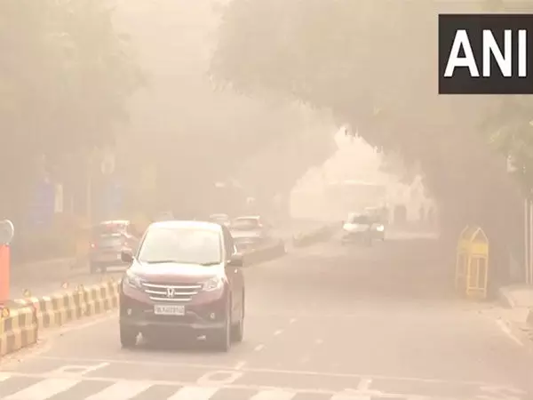 Delhi Pollution: AQI बहुत खराब श्रेणी में बना हुआ, शहर में छाए धुंध के कारण दृश्यता कम हो गई है