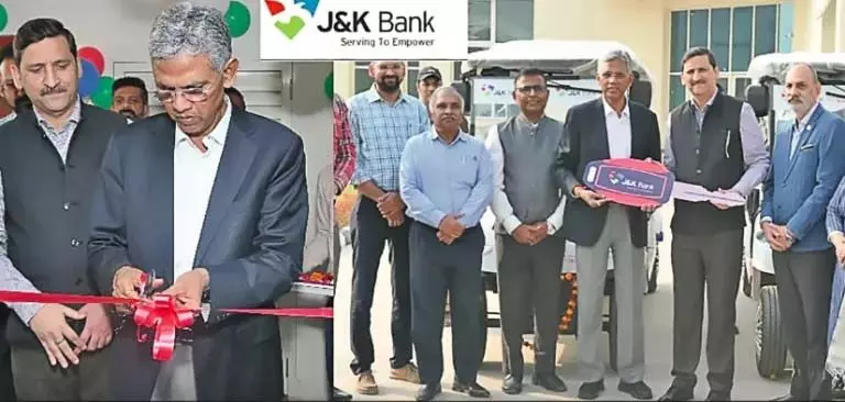 J&K Bank ने ई-वाहन दान किए, आईआईएम जम्मू में एटीएम स्थापित किया