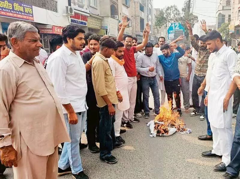 Bajrang Dal ने कनाडा सरकार के खिलाफ विरोध प्रदर्शन किया