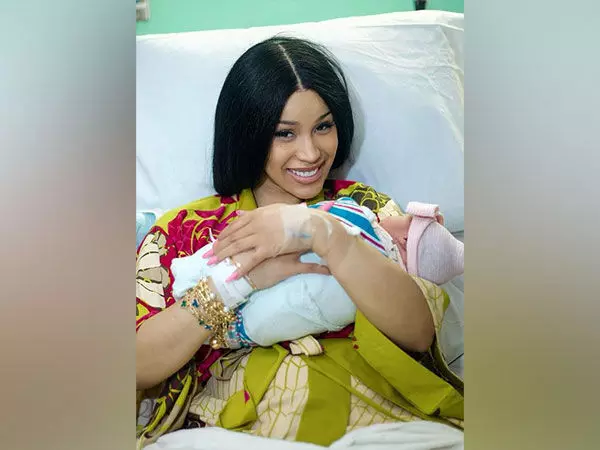 Cardi B ने डायमंड ब्रेसलेट पर अपने तीसरे बच्चे के नाम की झलक दिखाई