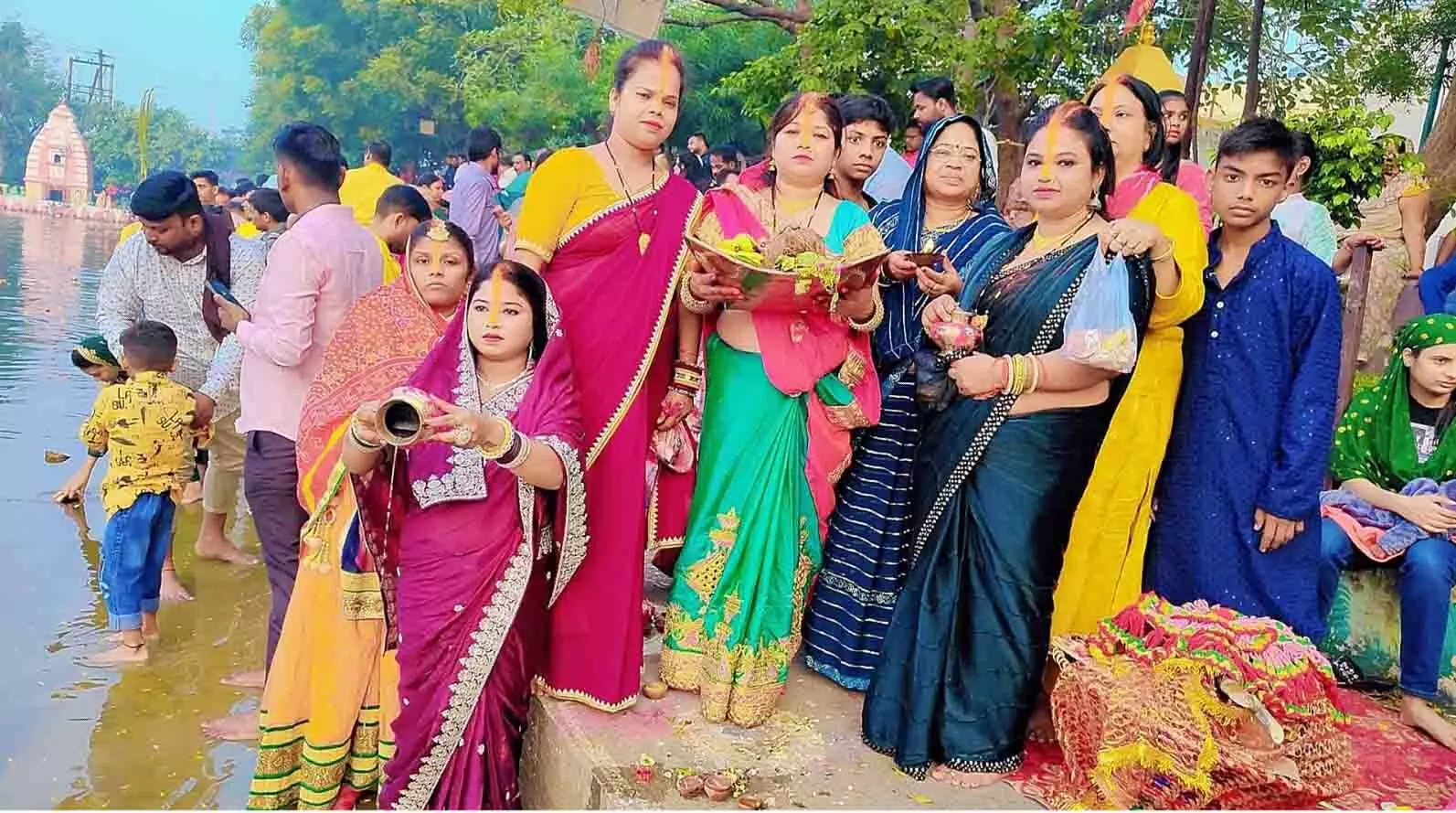 उगते सूर्य को अर्घ्य के देने के साथ Chhath महापर्व सम्पन्न, महिलाओं ने जल में उतरकर की मांगी मुराद