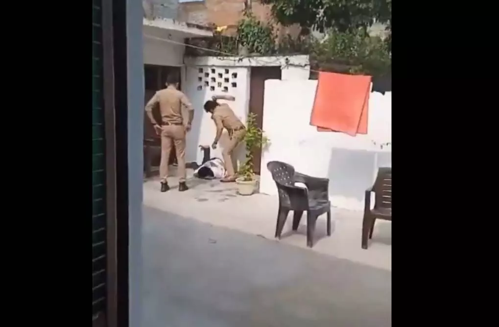 इस VIDEO के वायरल होते ही नप गए दरोगा जी, एसपी ने गिराई गाज