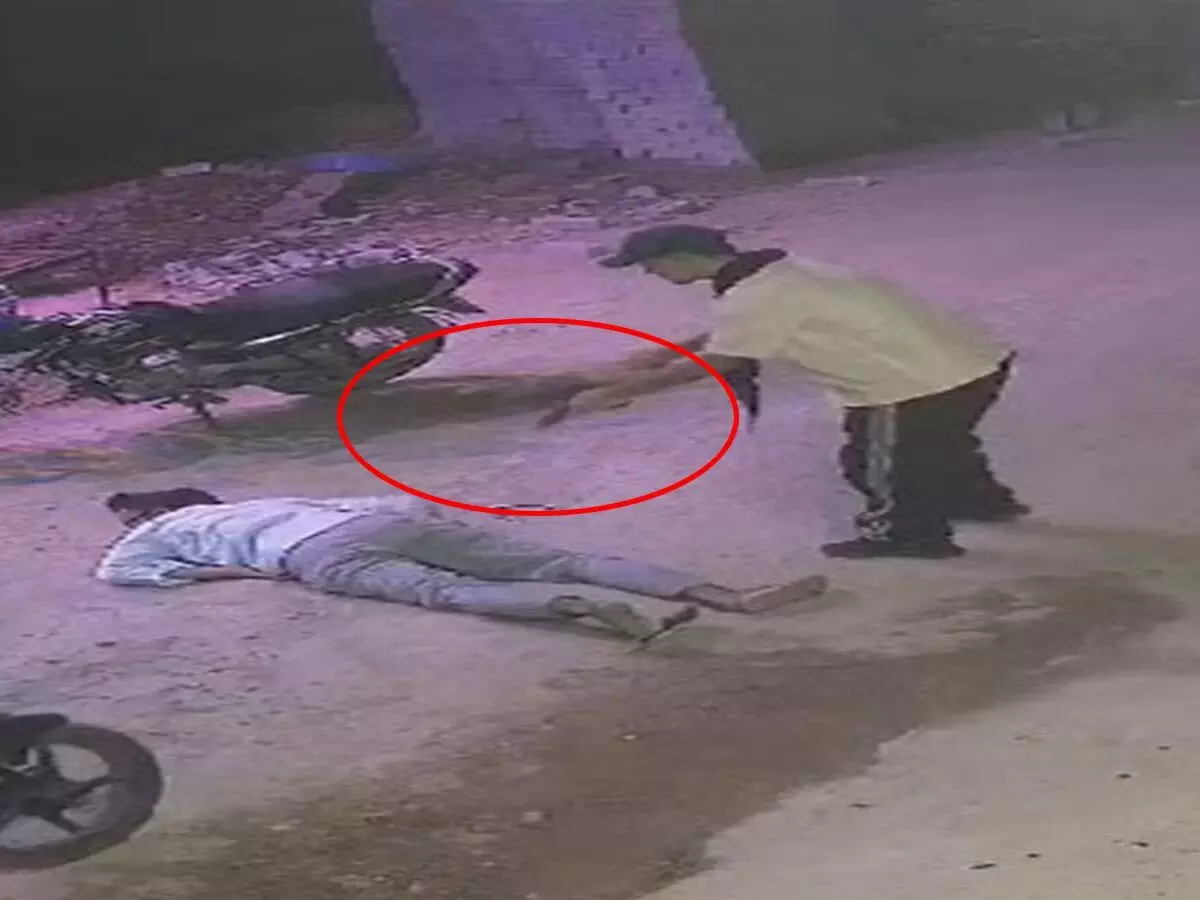 Murder LIVE वीडियो, युवक की सड़क पर 3 गोलियां मारकर हत्या