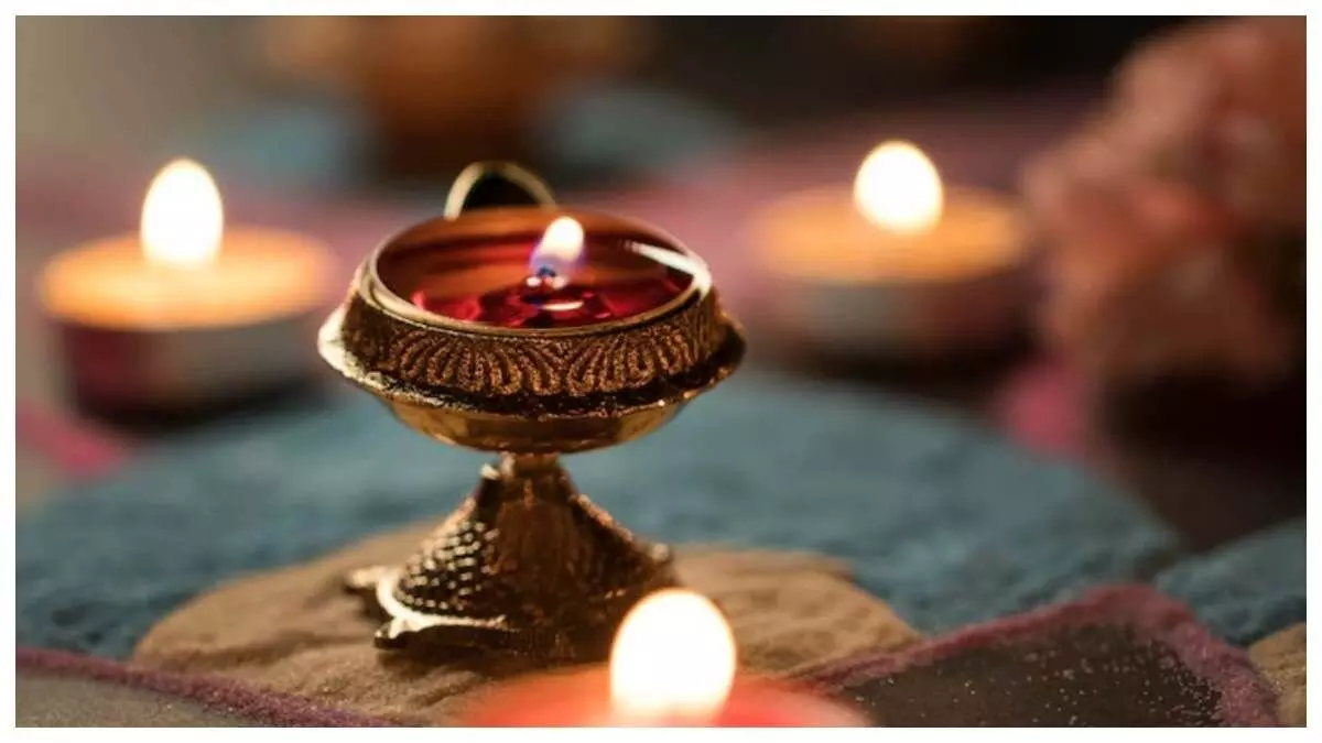 Vastu Tips इन उपाए से  जलाएं शाम की दीपक, घर में  होगी बरकत