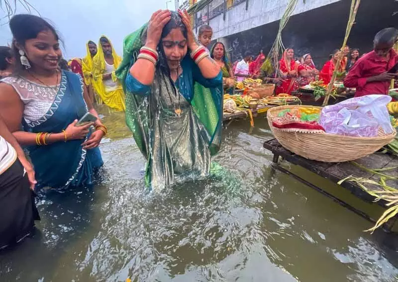 प्रवासी लोगों ने स्थानीय उत्साह के साथ Chhath Puja अनुष्ठान किया